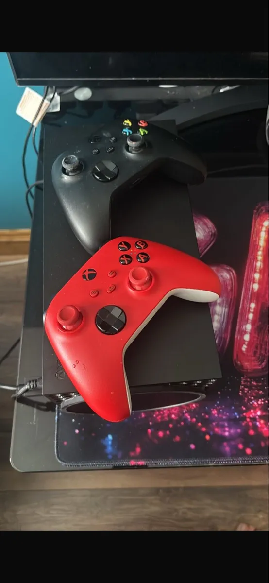Xbox series x Games headset + 2 controllers - Image 3