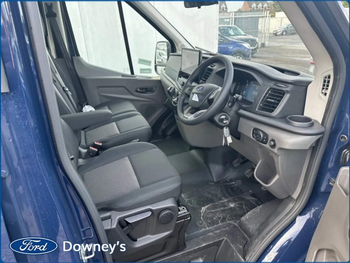 Ford Transit Chassis Cab  Crew CAB 7-seater 2.0 TD - Image 2