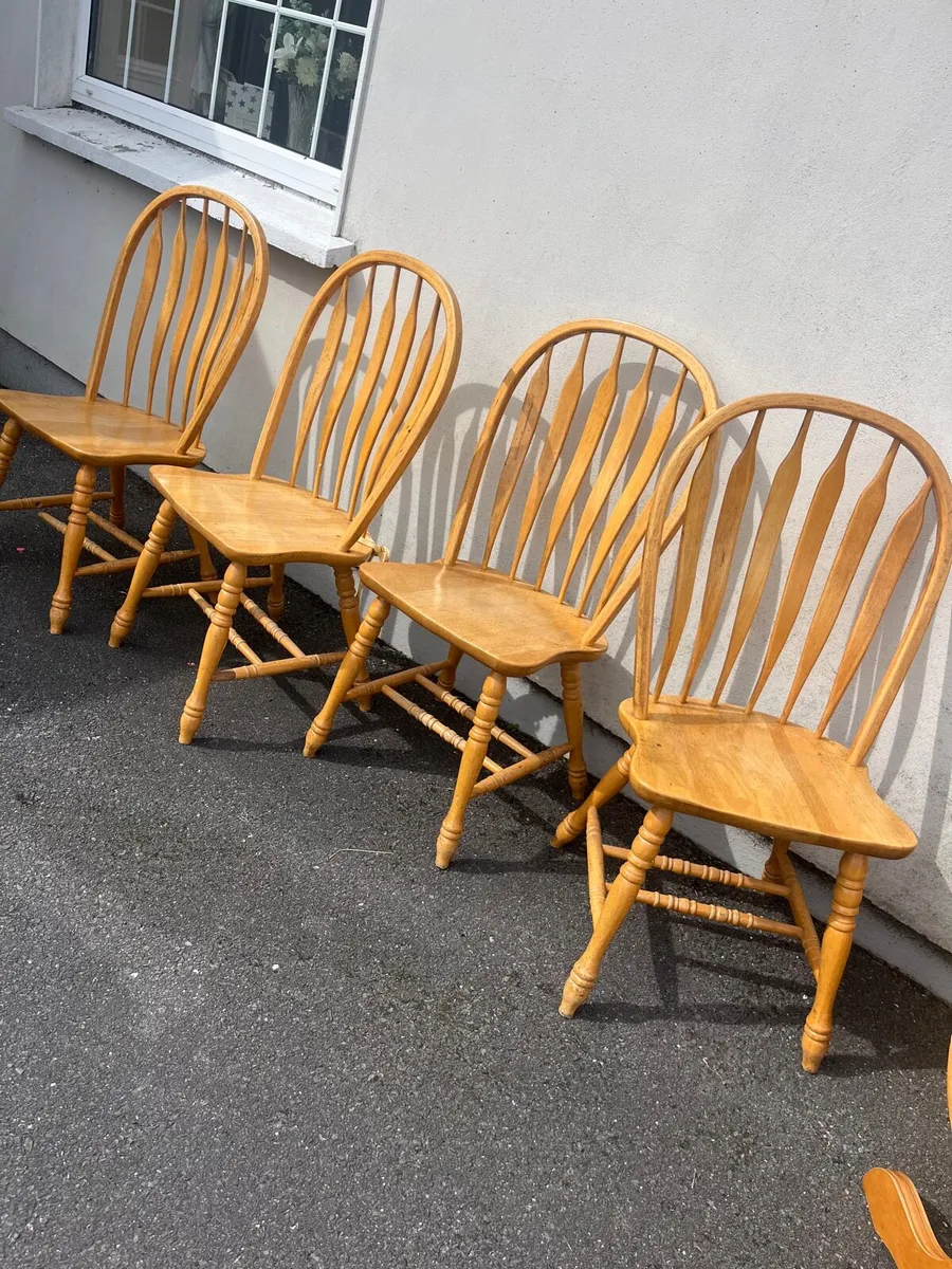 Table and chairs - Image 1