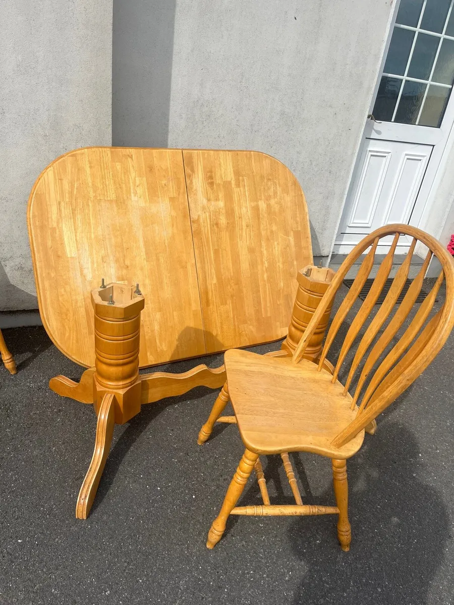 Table and chairs - Image 2