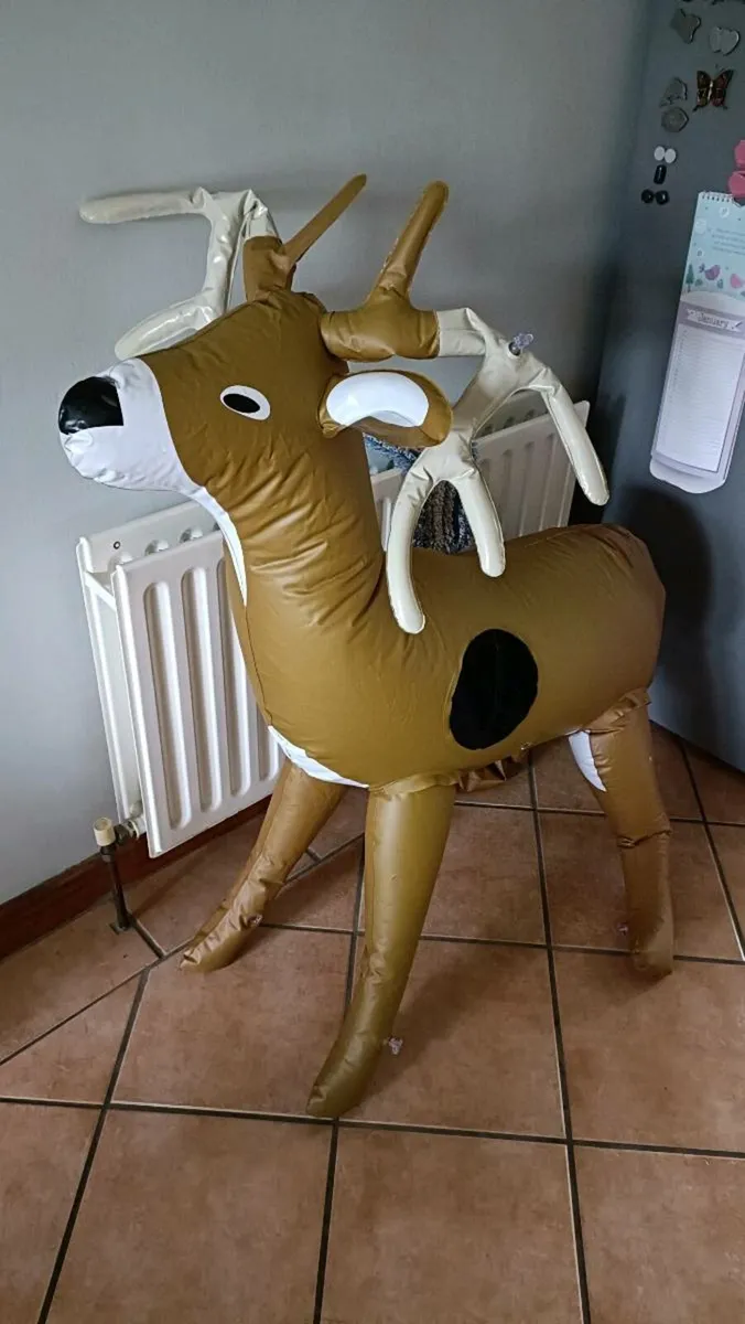 Blow up reindeer and 5 horses - Image 1