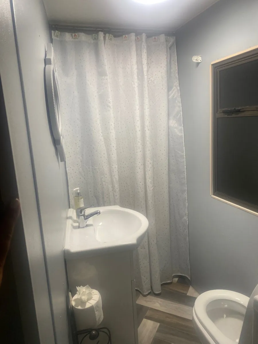 Cosy 2 bed Mobile Home - Image 3