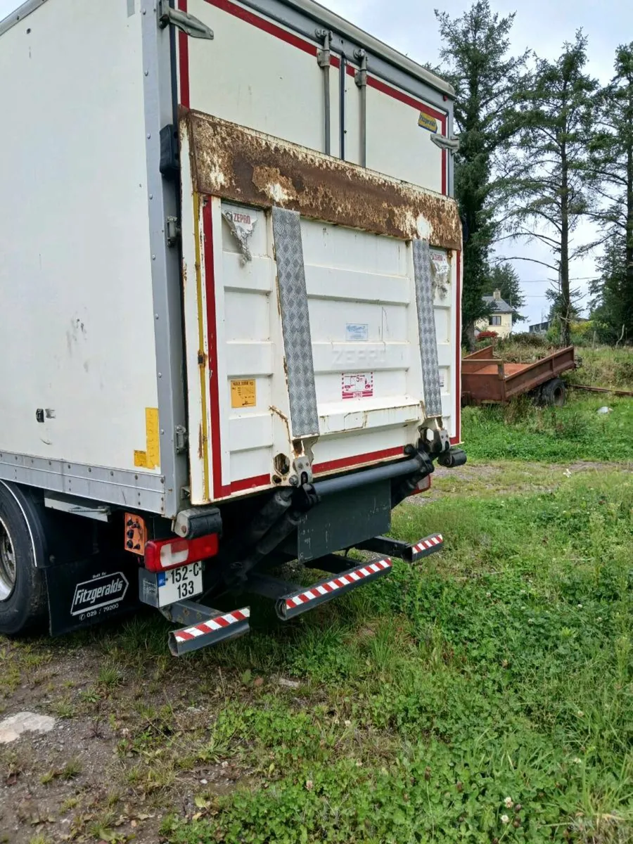 Tail lift - Image 1