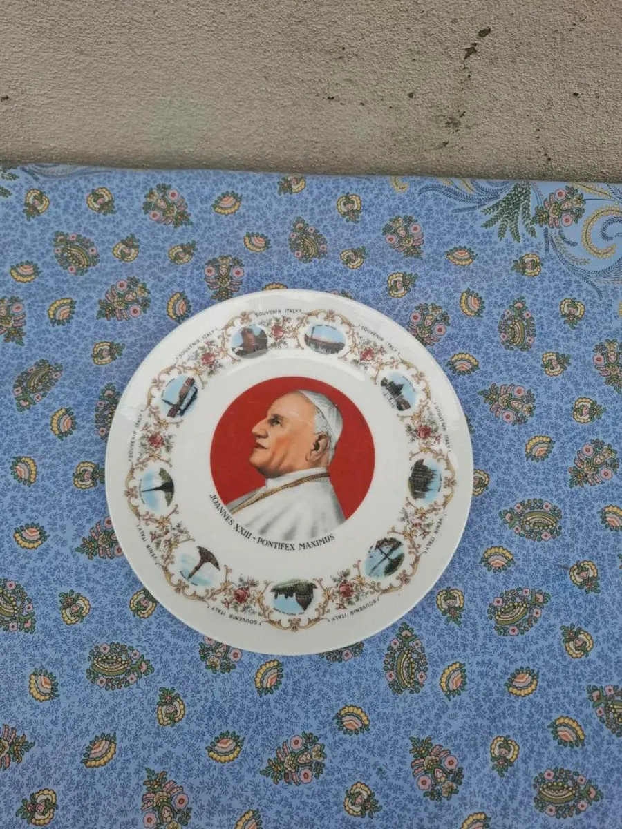 Pope porcelain plate postage possible