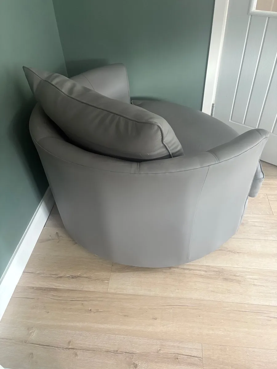 Swivel cuddle/snuggle chair - Image 4