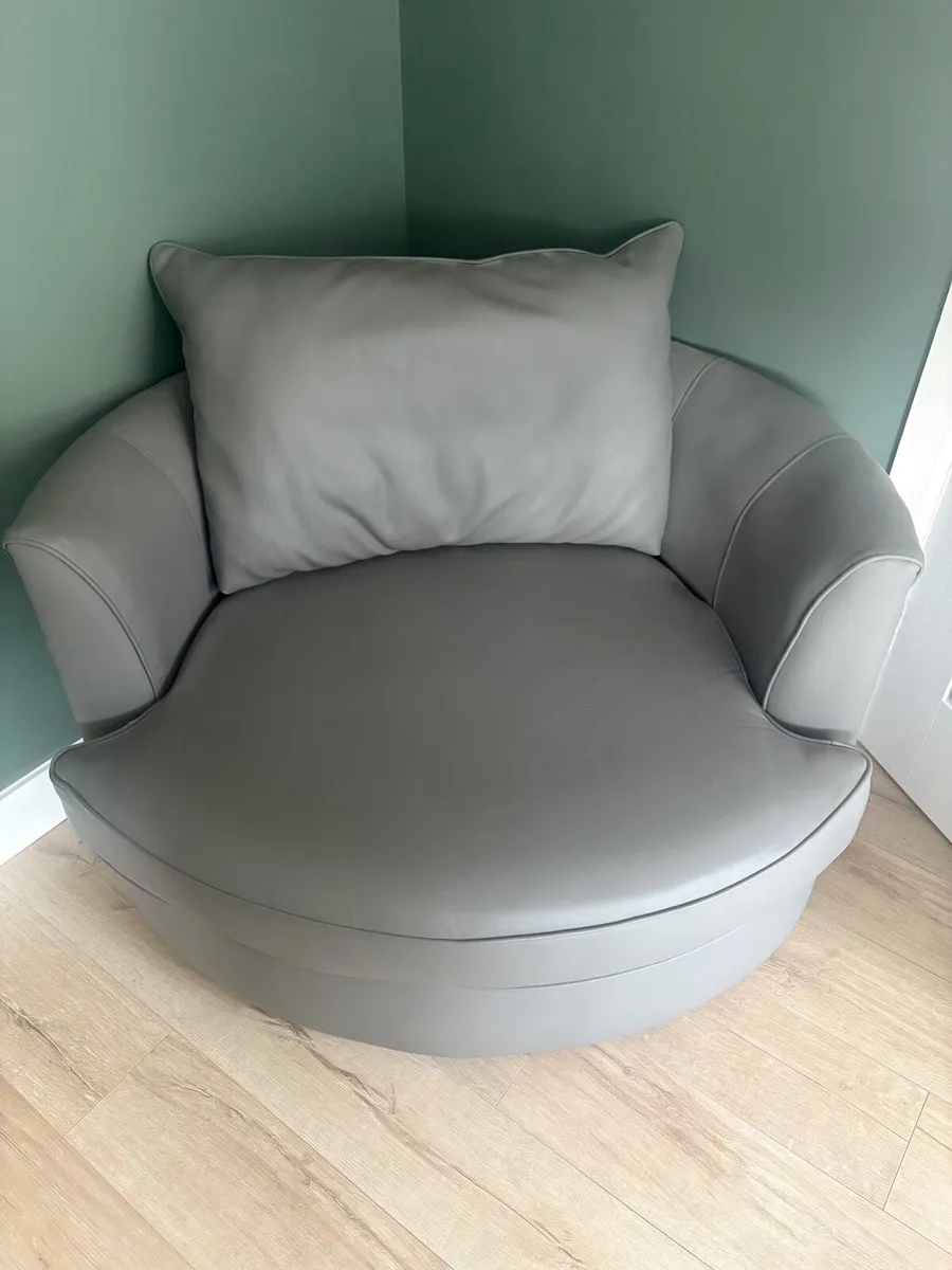 Swivel cuddle/snuggle chair - Image 1