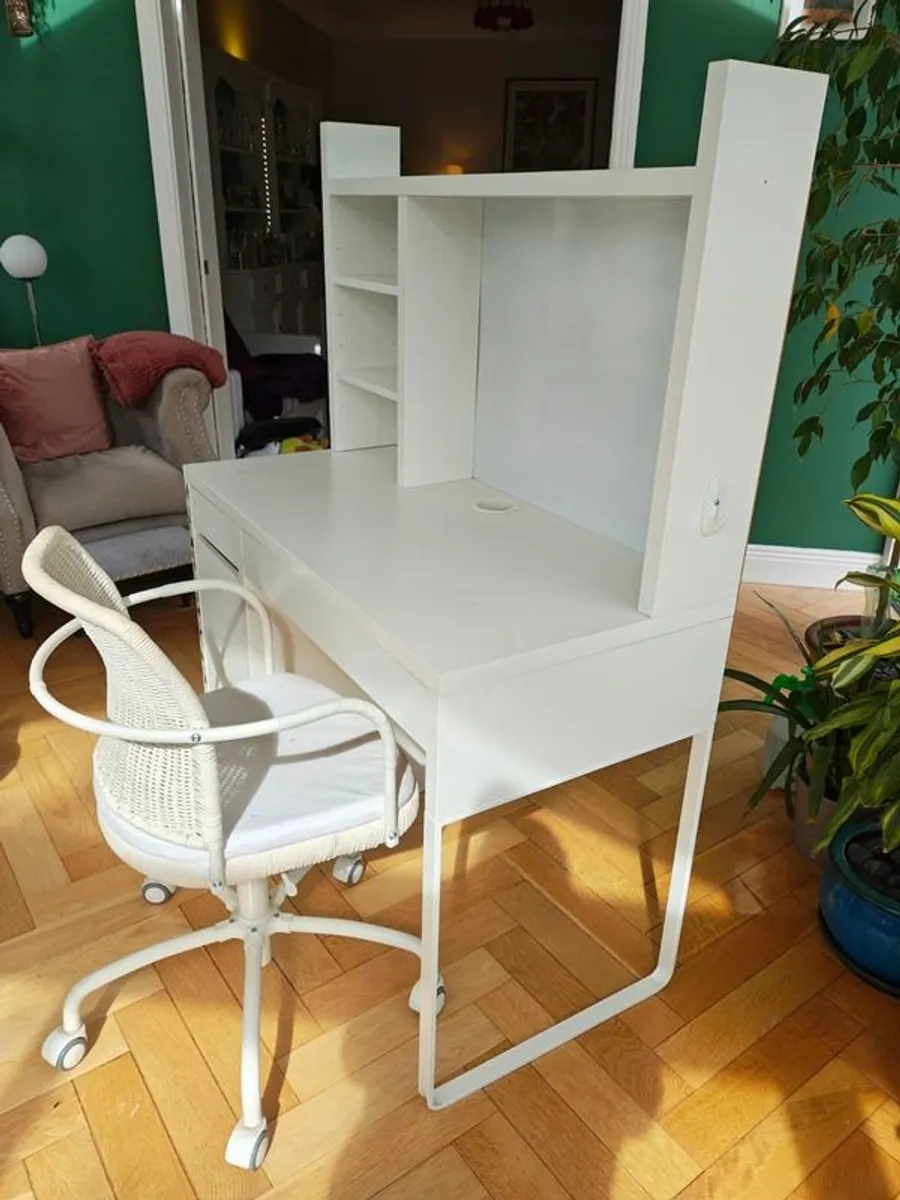 Study desk and seat - Image 1