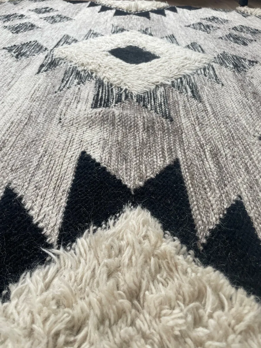 Large Rug - Image 4