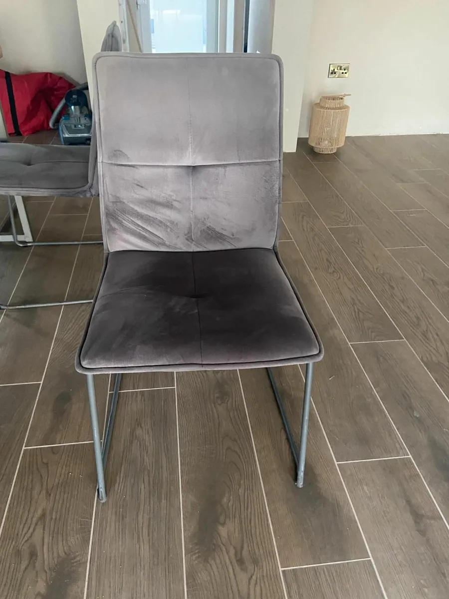 Dining table and 6 chairs - Image 1