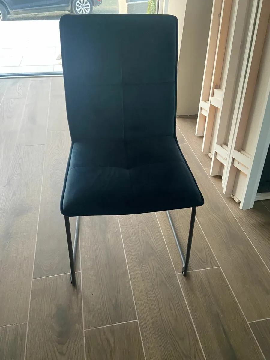 Dining table and 6 chairs - Image 3
