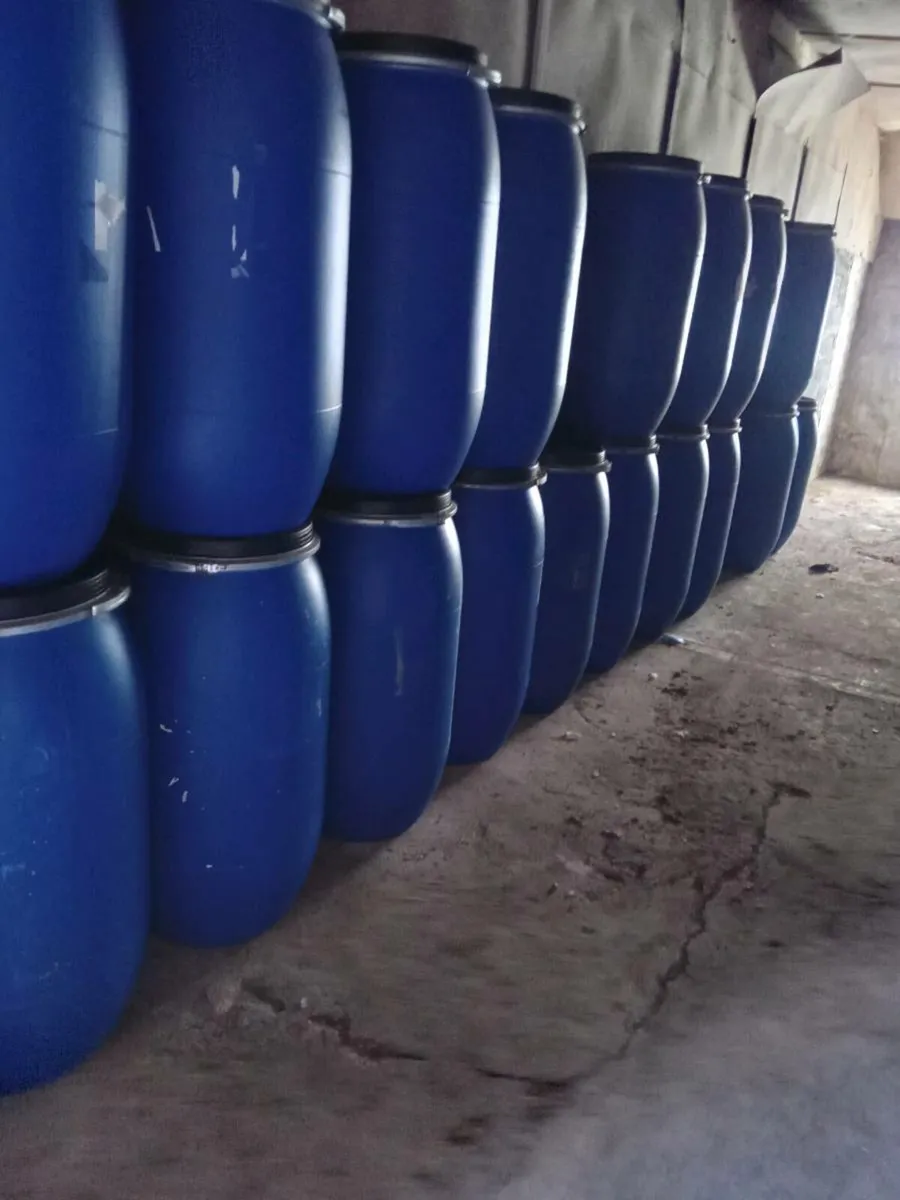 220 litre plastic barrels with lid and clamp - Image 2