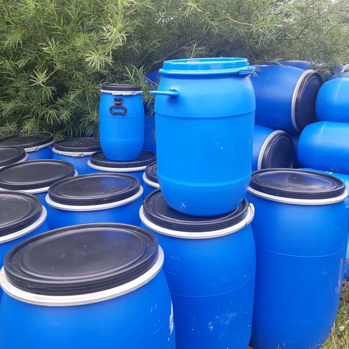 220 litre plastic barrels with lid and clamp - Image 4