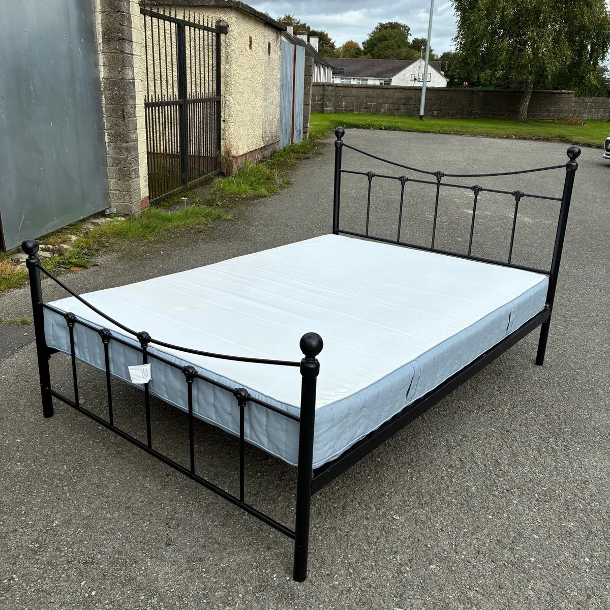 Double Mattress with Black Frame bed - Image 4