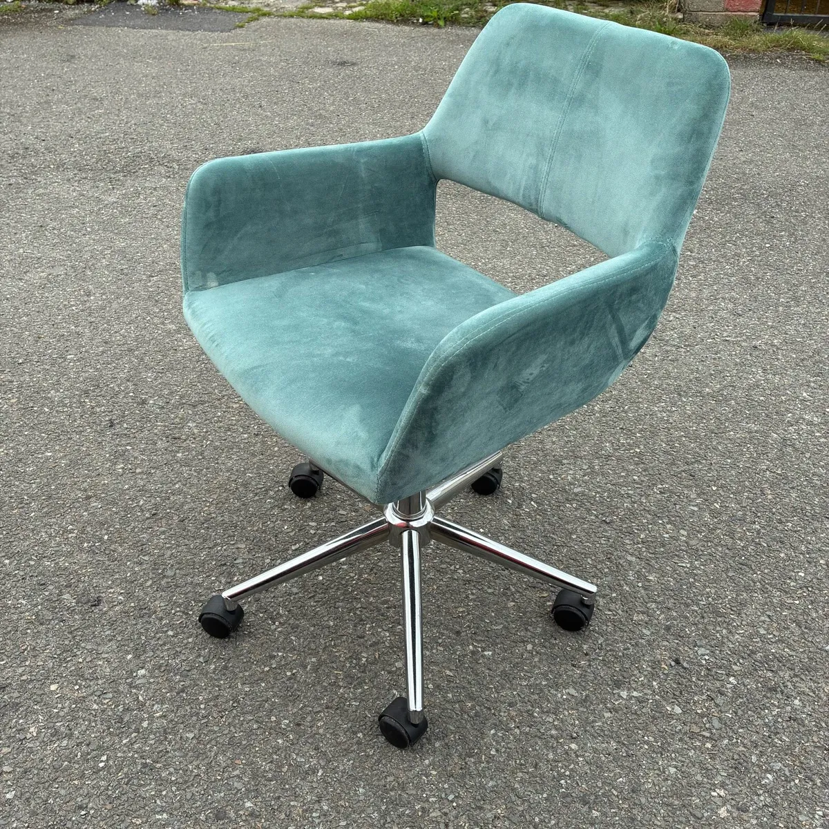 Lovely Make up / Desk swivel adjustable Chair - Image 4