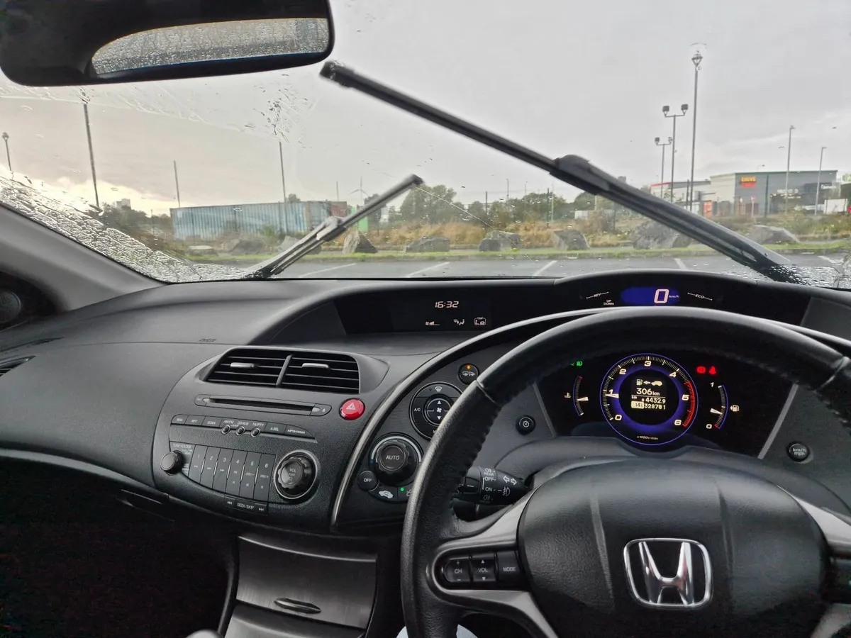Honda Civic 2010 - Image 2