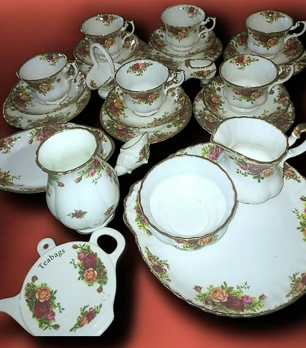 Large set of Royal Albert Old country roses set - Image 1