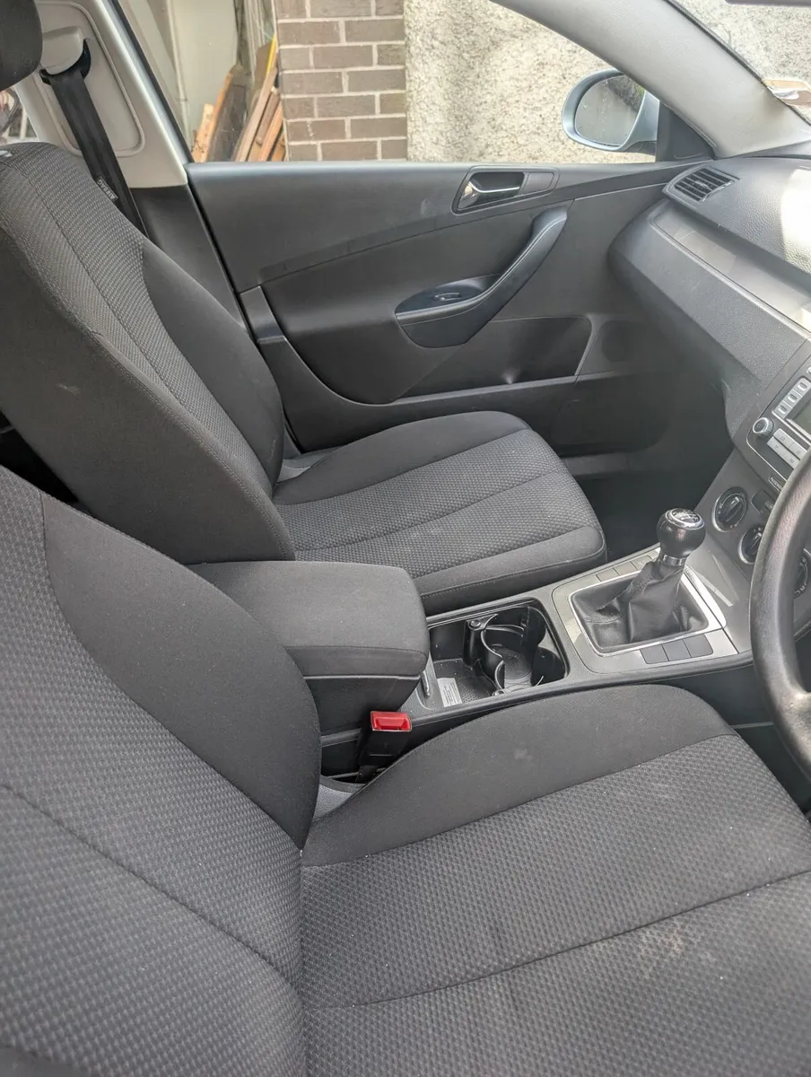 Volkswagen Passat 2009 - Image 2
