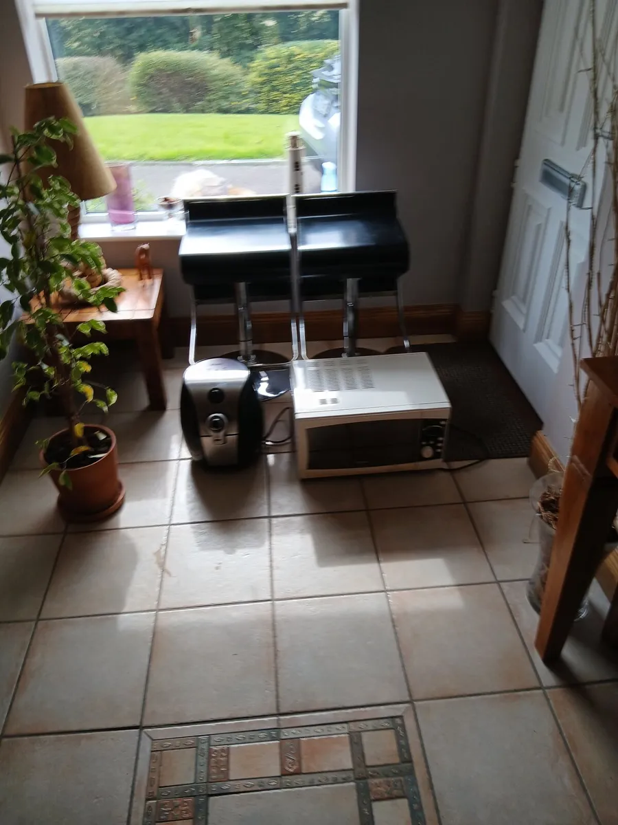 Kitchen stools x2.air fryer and microwave oven. - Image 2