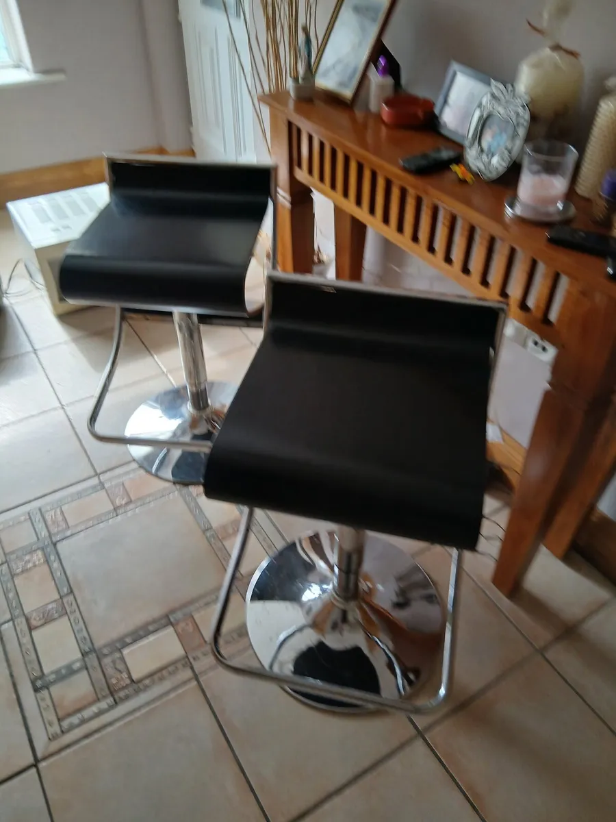 Kitchen stools x2.air fryer and microwave oven. - Image 3