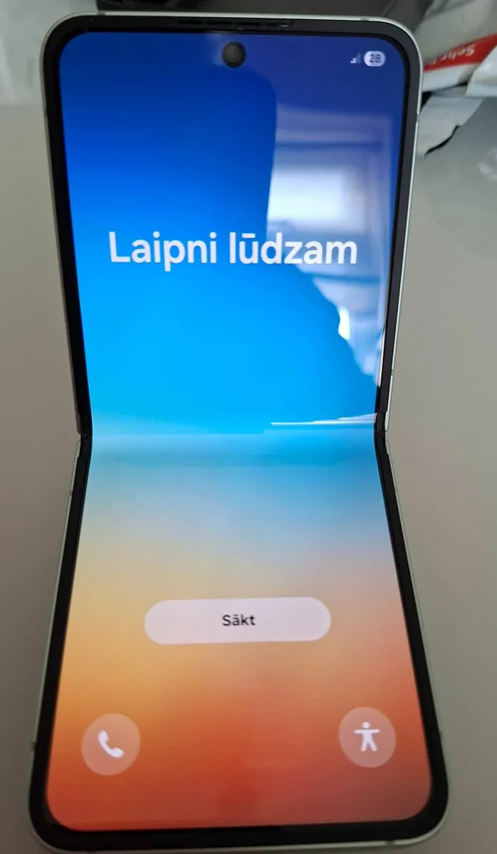Samsung Galaxy Z Flip6 - Image 1