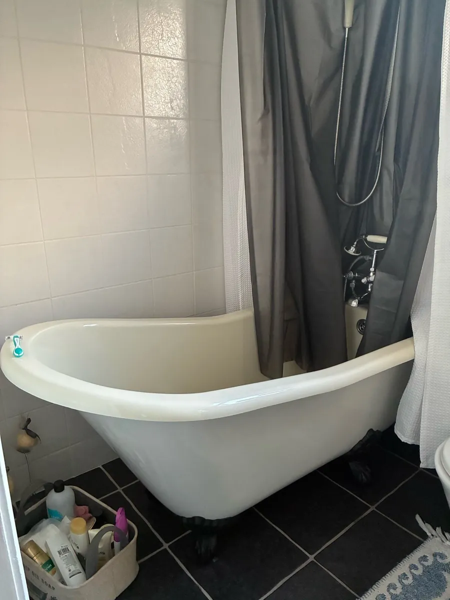 A white slipper bath - Image 1