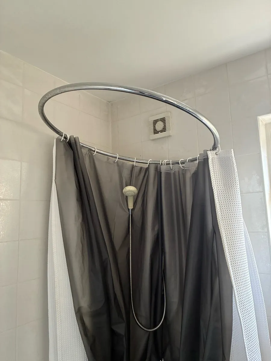 A white slipper bath - Image 2