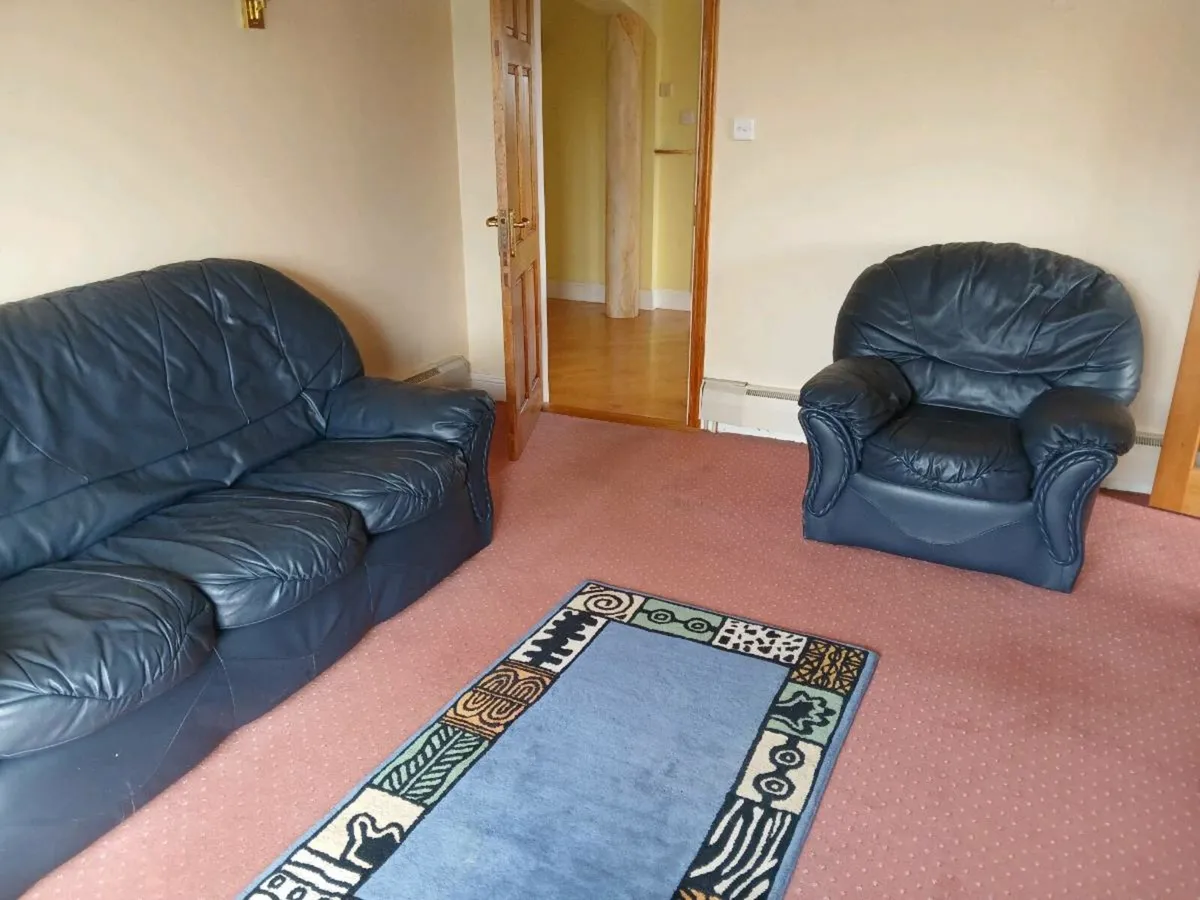 Three piece leather suite, Good condition.No tears - Image 2