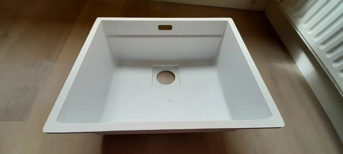 kitchen sink - Image 1