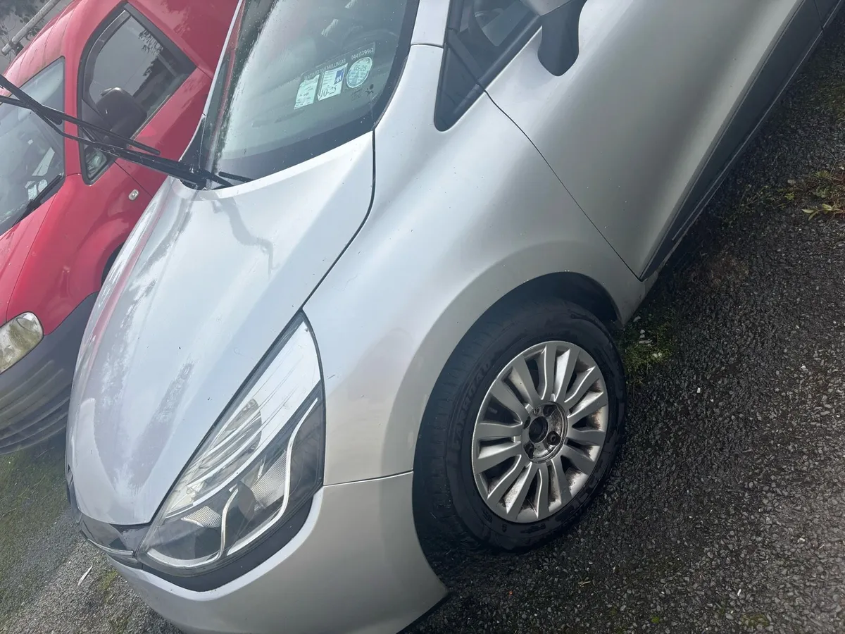2015 Renault Clio - Image 1