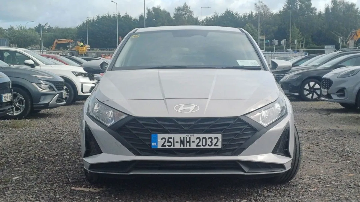 Hyundai i20 Deluxe Plus - Image 2