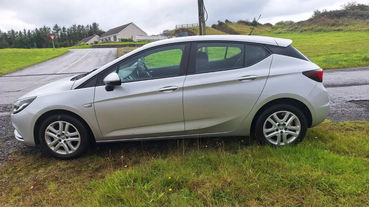 17Opel Astra Petrol - Image 3