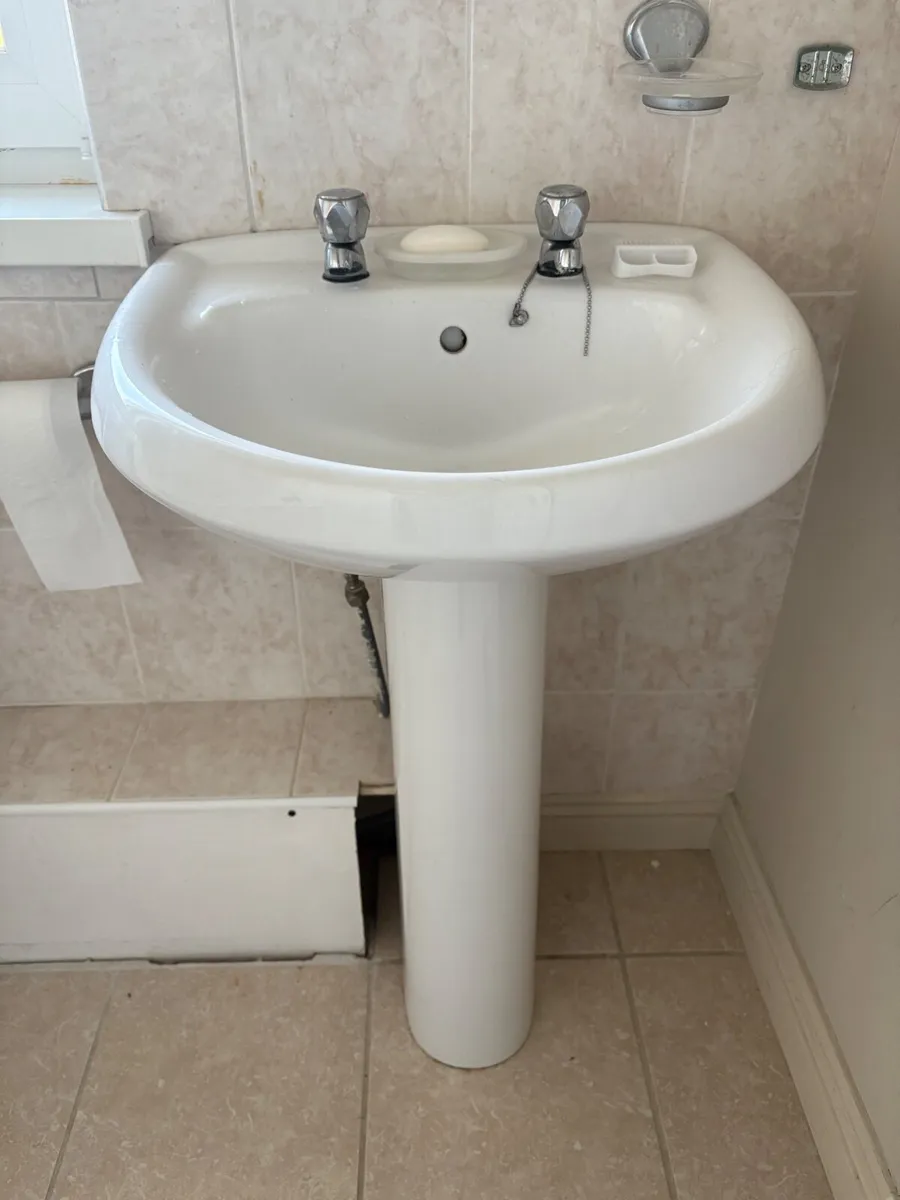 Bathroom sink, toilet and bath - Image 2
