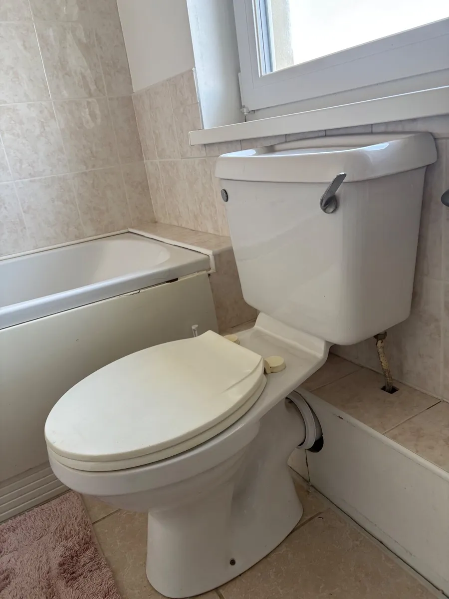 Bathroom sink, toilet and bath - Image 3