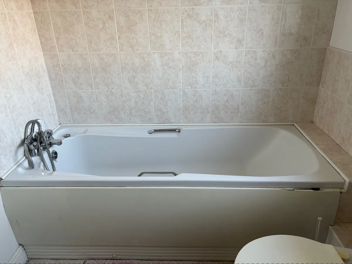 Bathroom sink, toilet and bath - Image 4