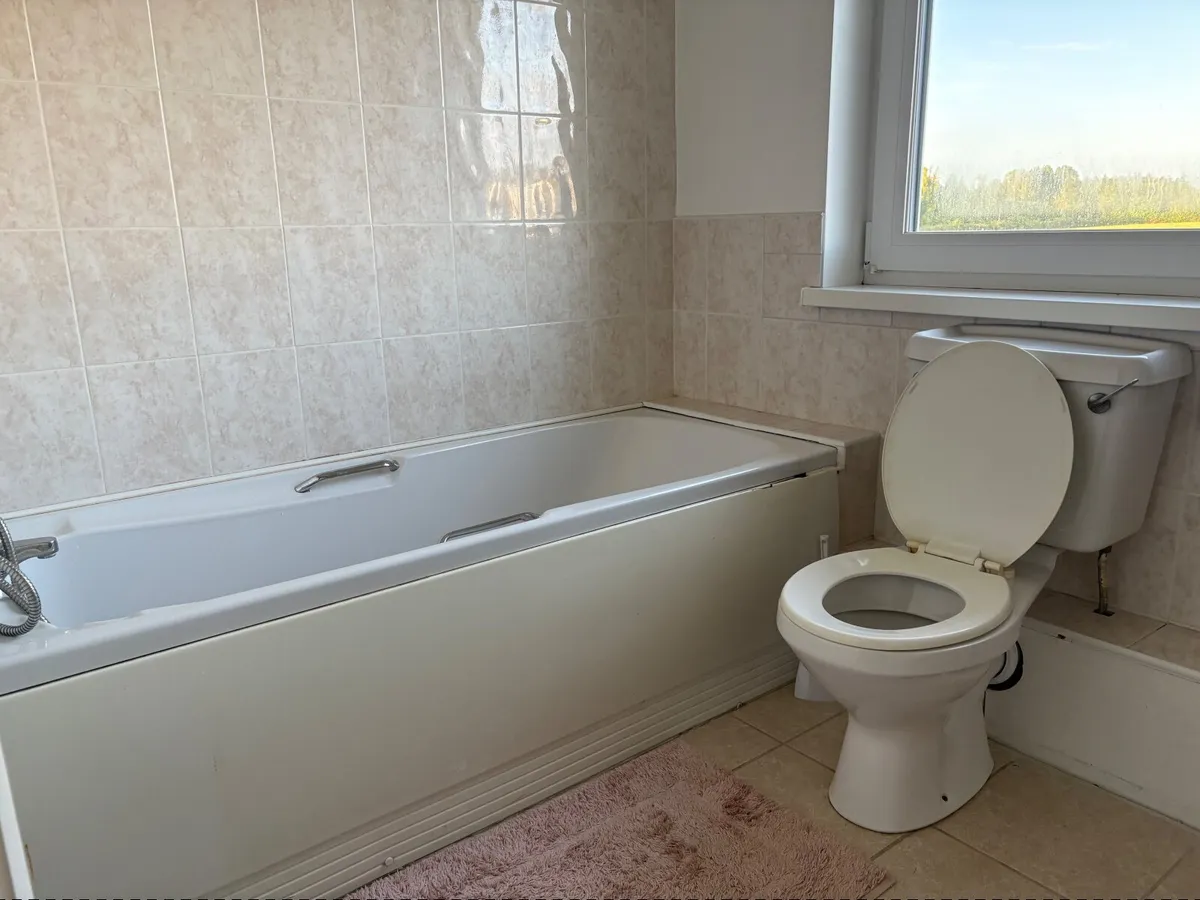 Bathroom sink, toilet and bath - Image 1