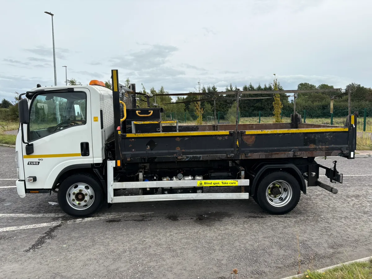 Isuzu N75.190 Tipper - Image 4