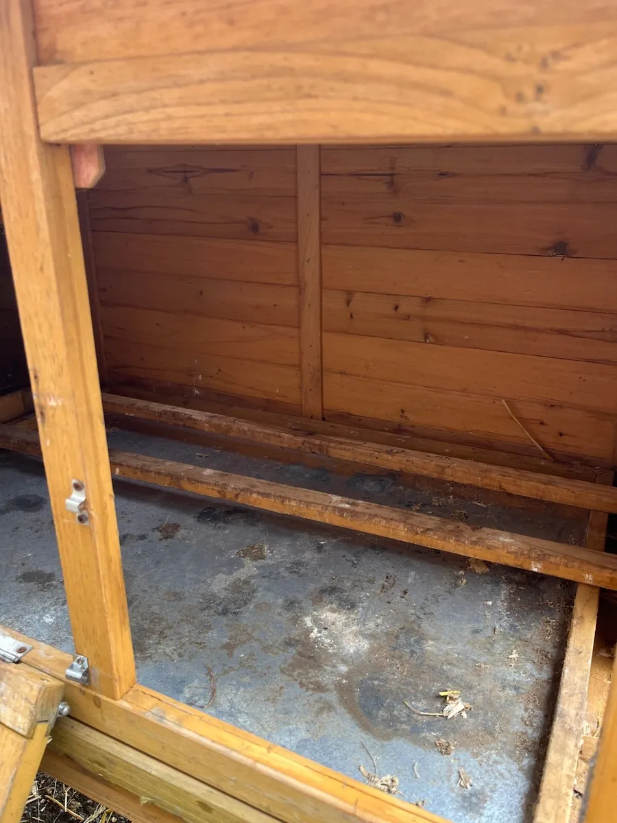 Mobile chicken coop with run - Image 2