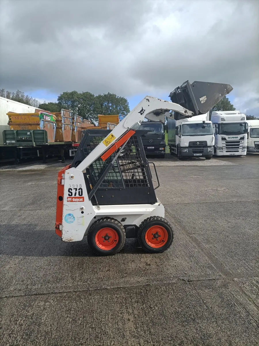 2028 bobcat skid steer 3 foot bucket 900 hrs - Image 1