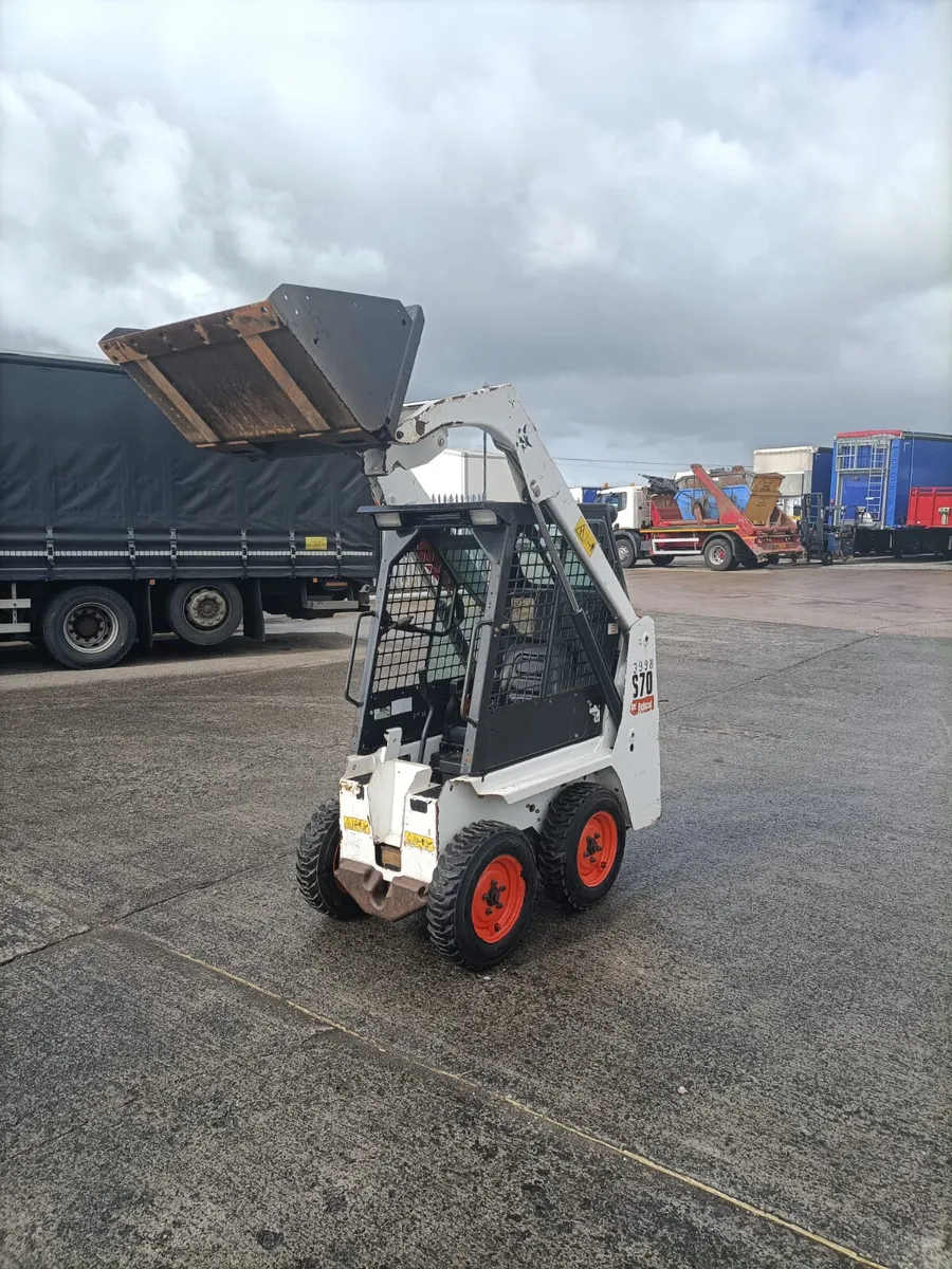 2028 bobcat skid steer 3 foot bucket 900 hrs - Image 3