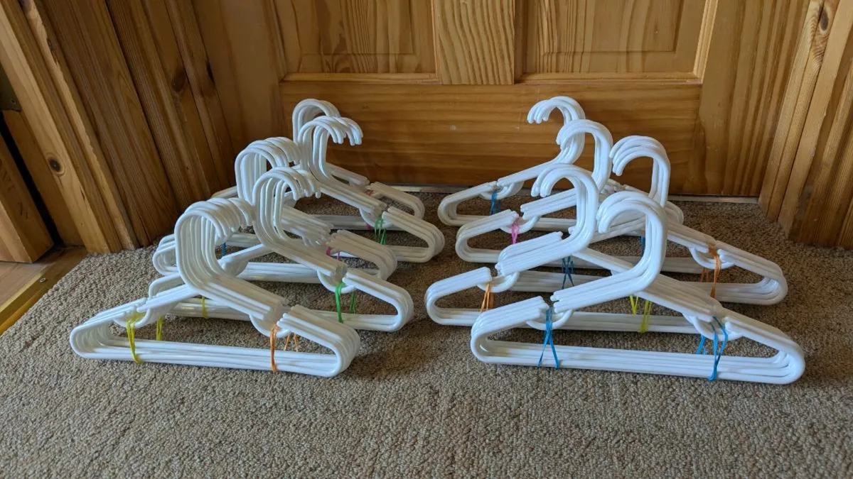 100 26cm junior hangers - Image 1