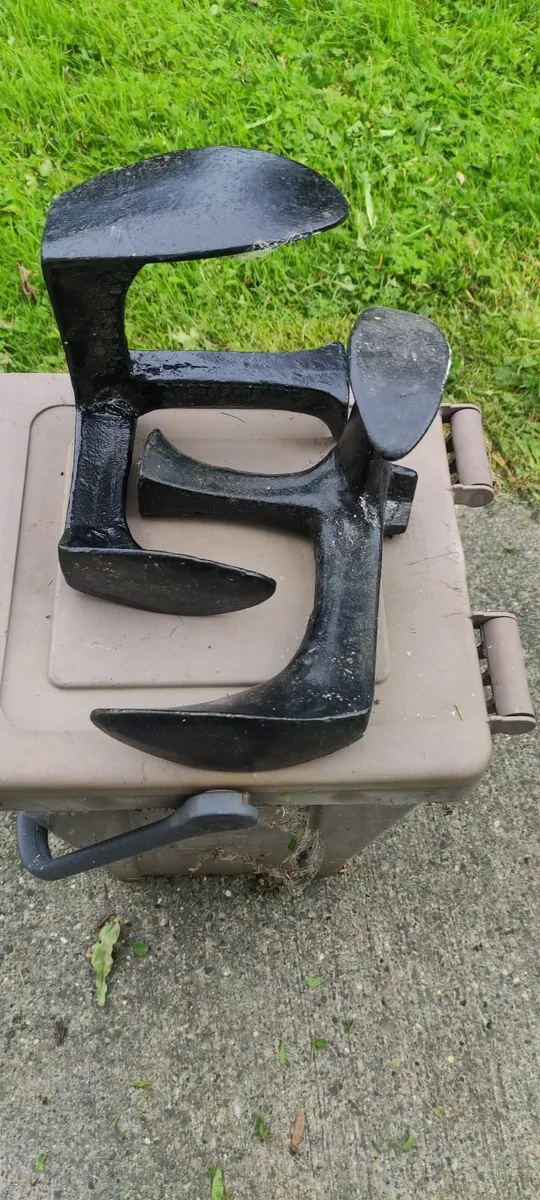 2 cobbler's lasts