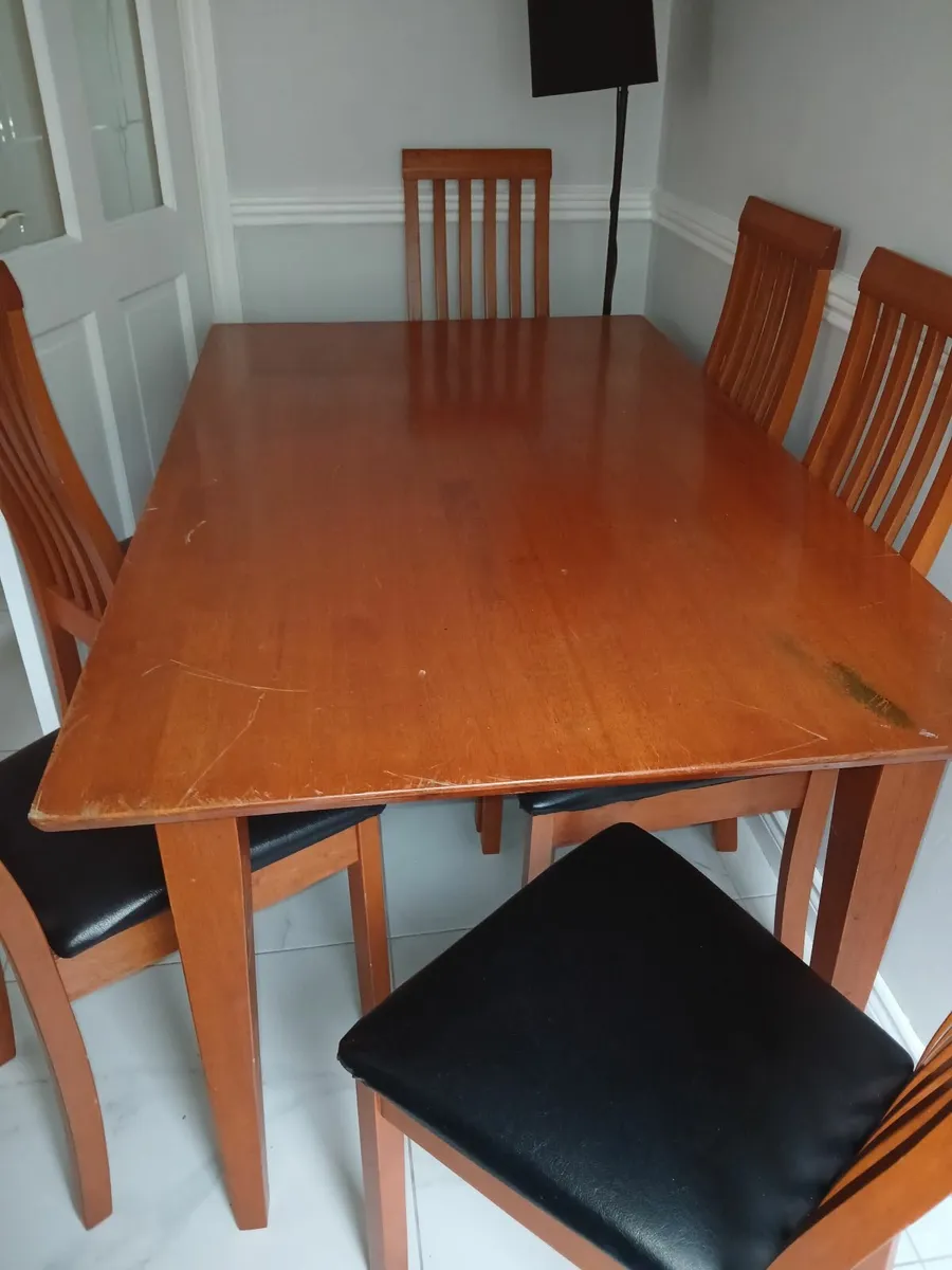 Dining table with 6 chairs - Image 1