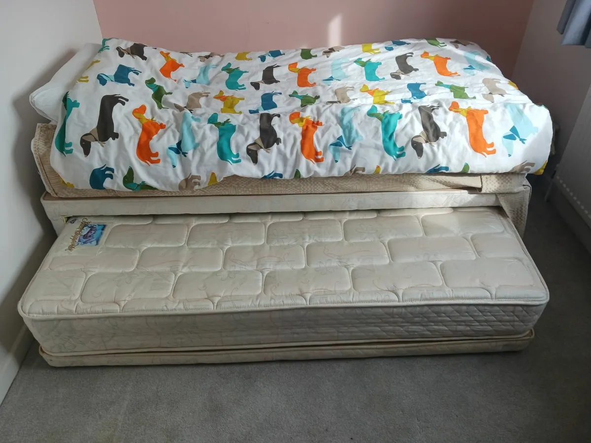 Single bed (with extra bed) - Image 1
