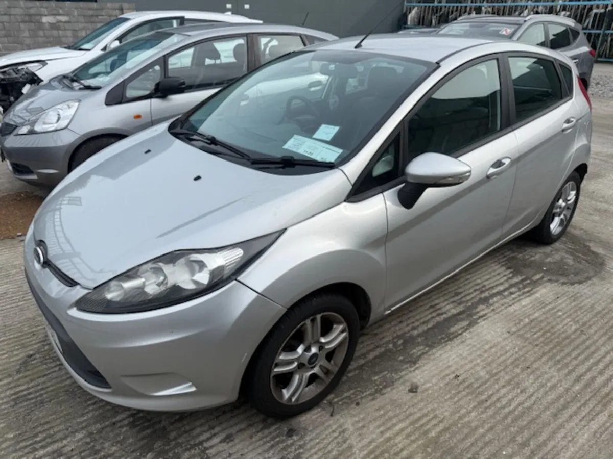 2010 FORD FIESTA - Image 2