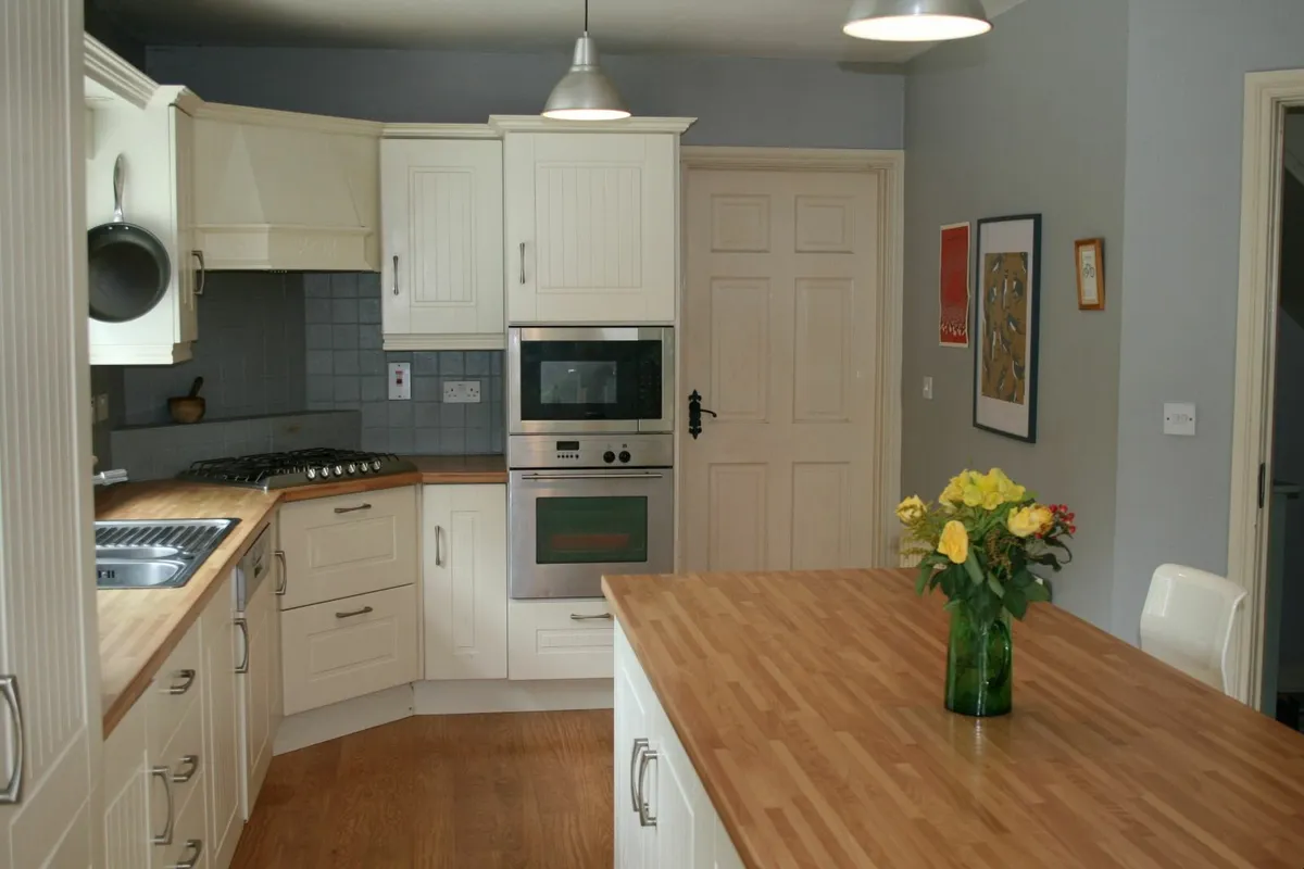Kitchen units and appliances - Image 2