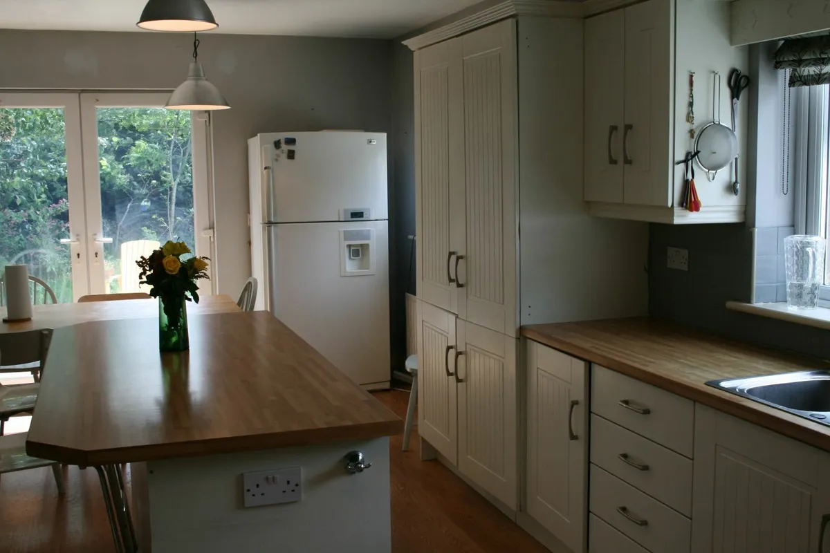 Kitchen units and appliances - Image 3