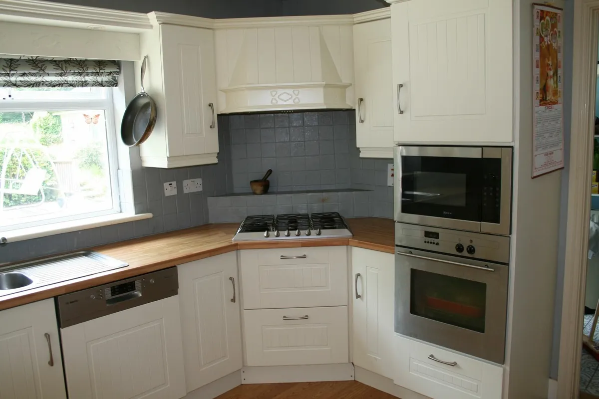 Kitchen units and appliances - Image 4