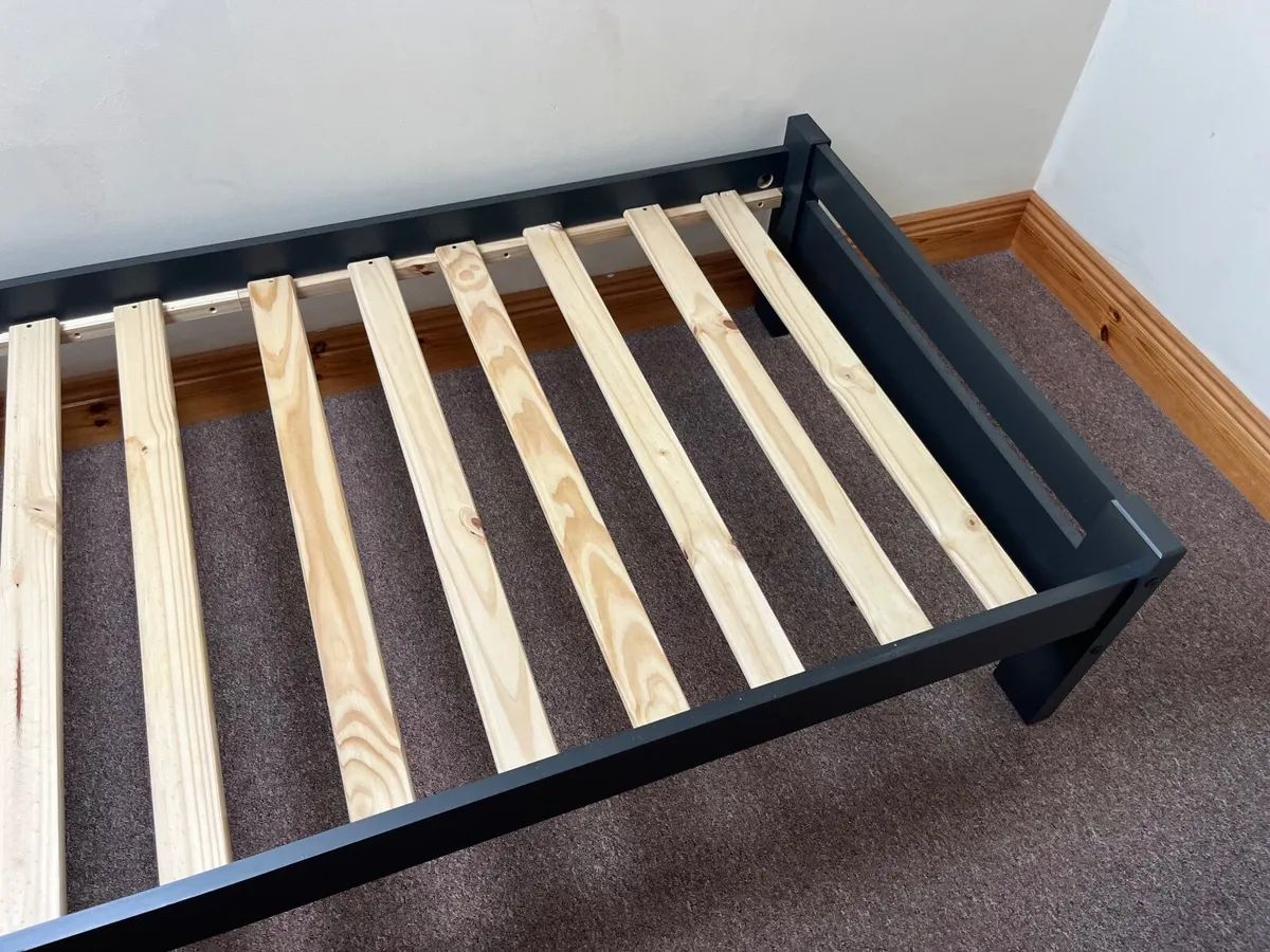 Single bed - Image 2