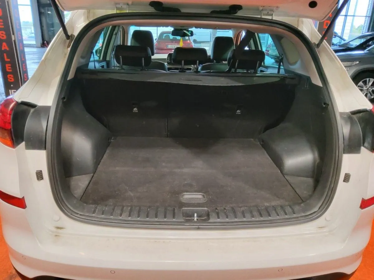 Hyundai Tucson 2WD Executive Plus - Image 4