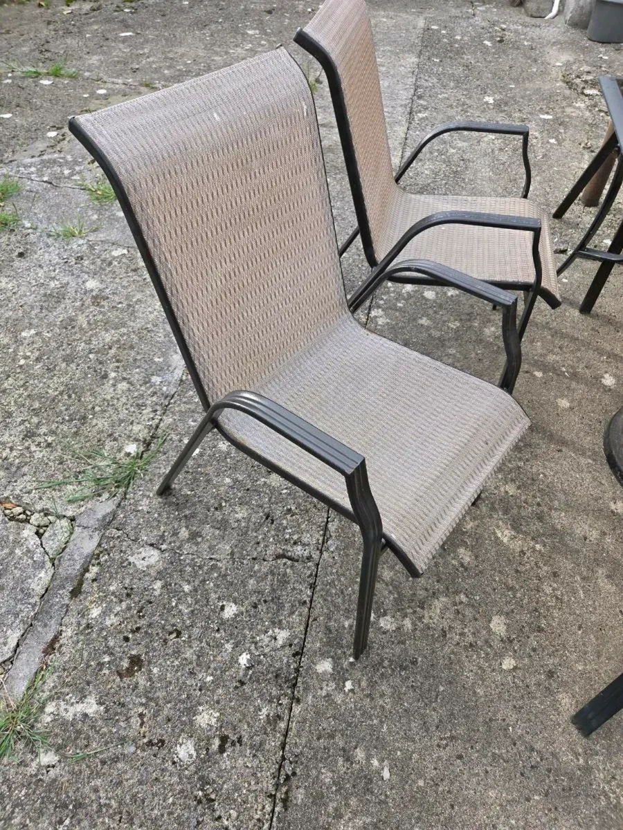 Table and chairs - Image 3